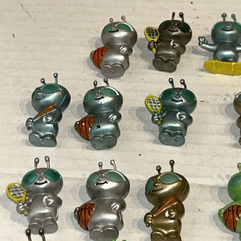 Lot Of 18 Vintage Vending Machine Gumball toys Mini Aliens 1